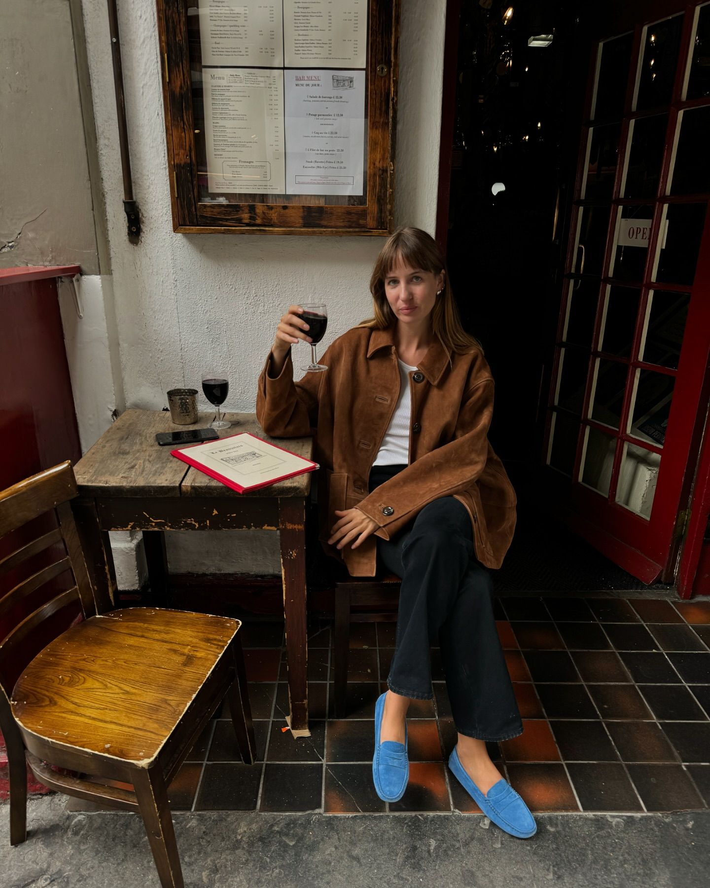 Замша и яркие акценты: 5 образов на октябрь 2024, чтобы быть самой стильной